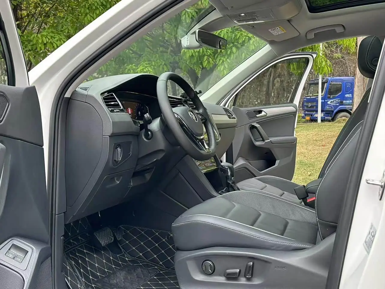 Volkswagen Tiguan L PHEV 2021 — Photo 6/18