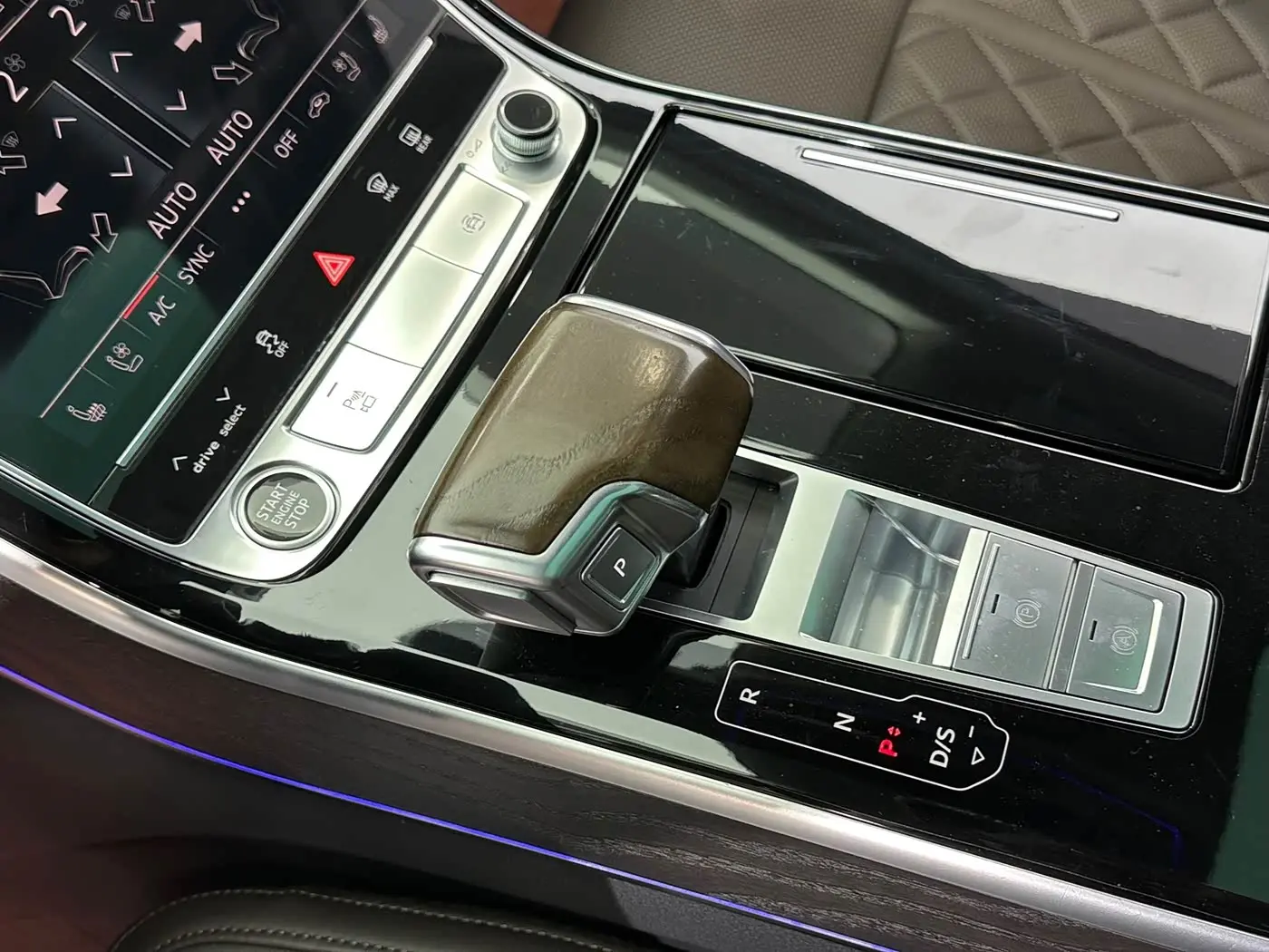 Audi A8 2022 — Фото 14/20