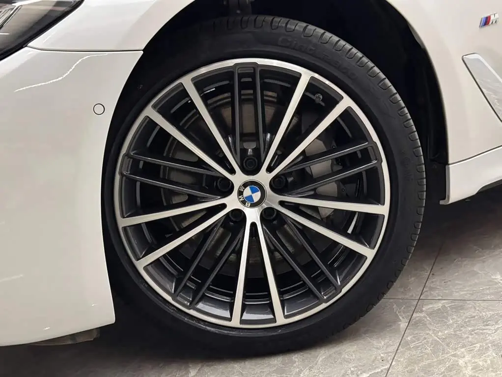 BMW 5 Series 2022 — Фото 18/19