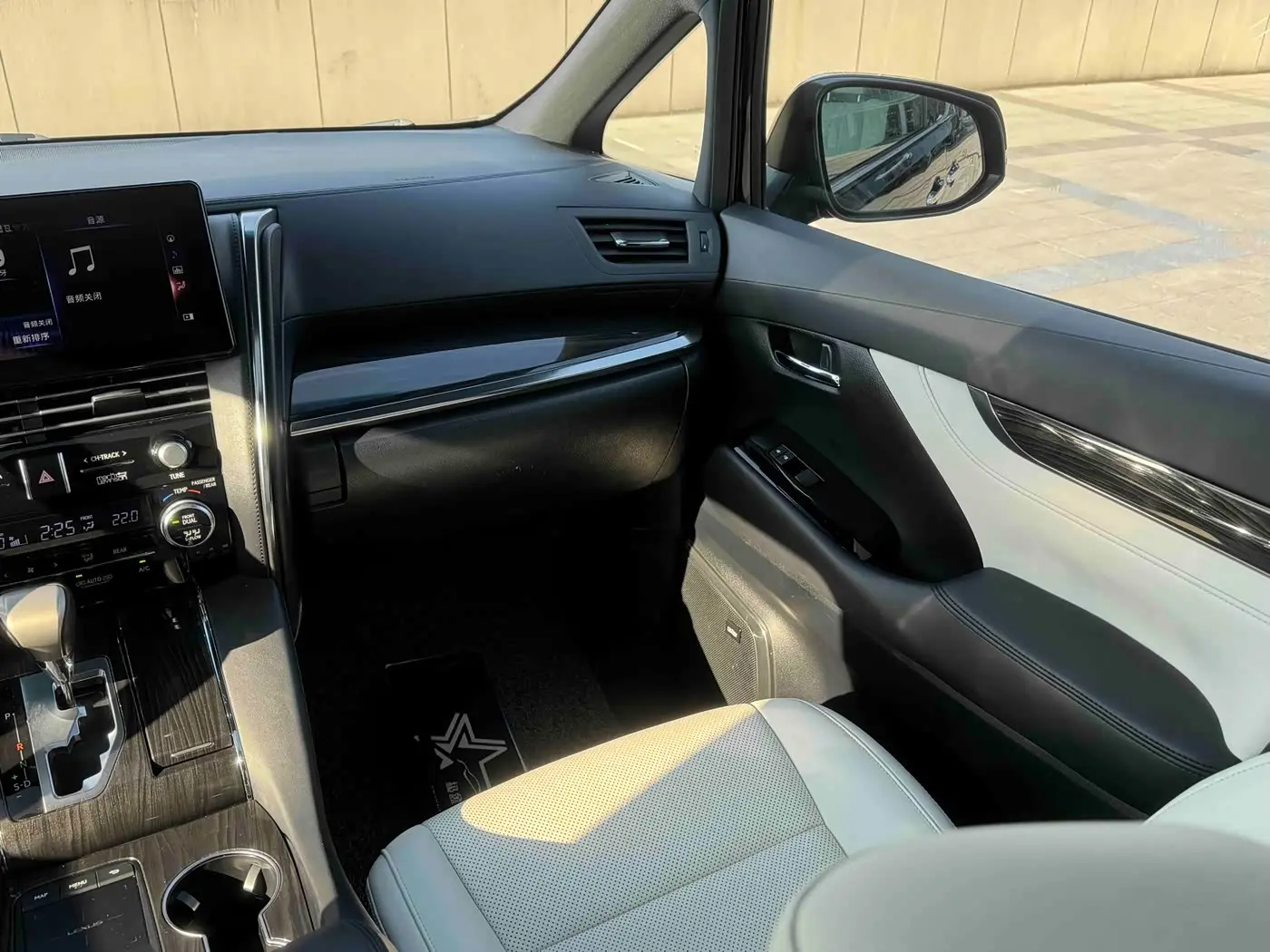 Lexus LM 2021 — Photo 13/20
