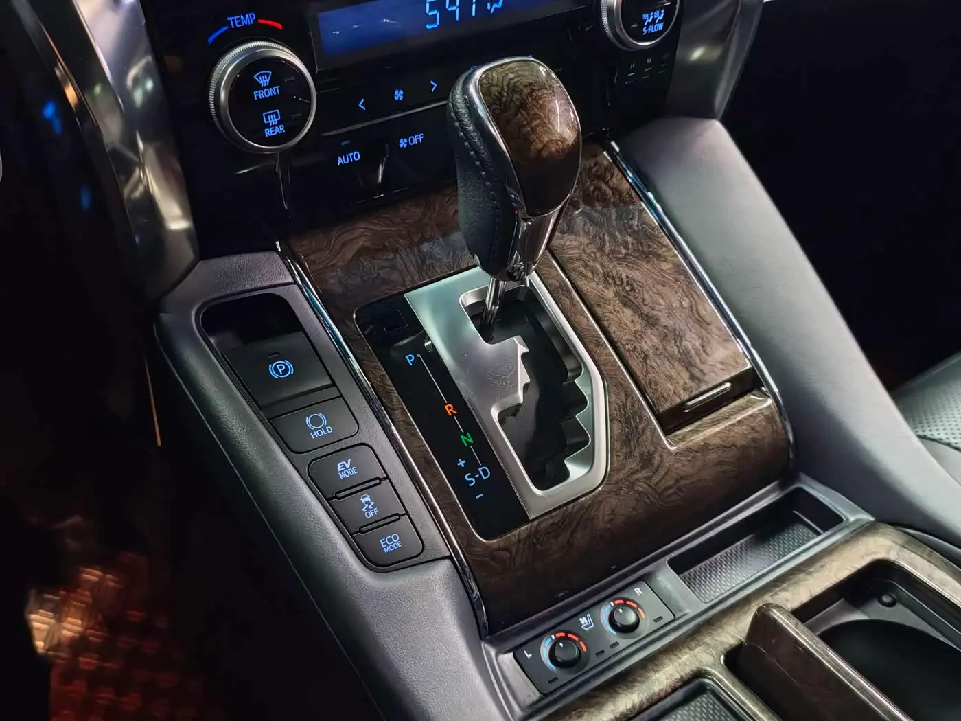 Toyota Alphard 2021 — Photo 14/18