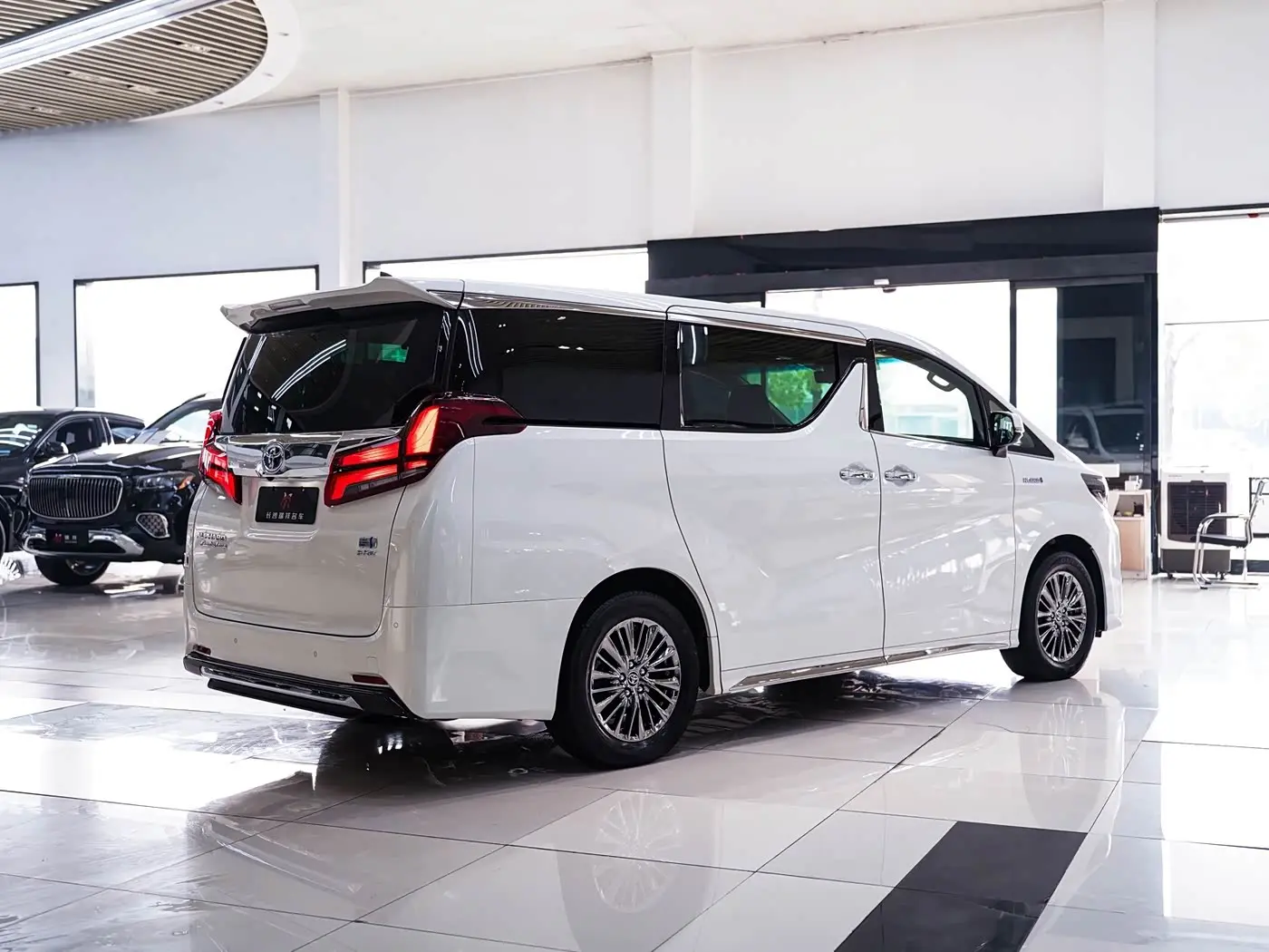 Toyota Alphard 2021 — Photo 17/19