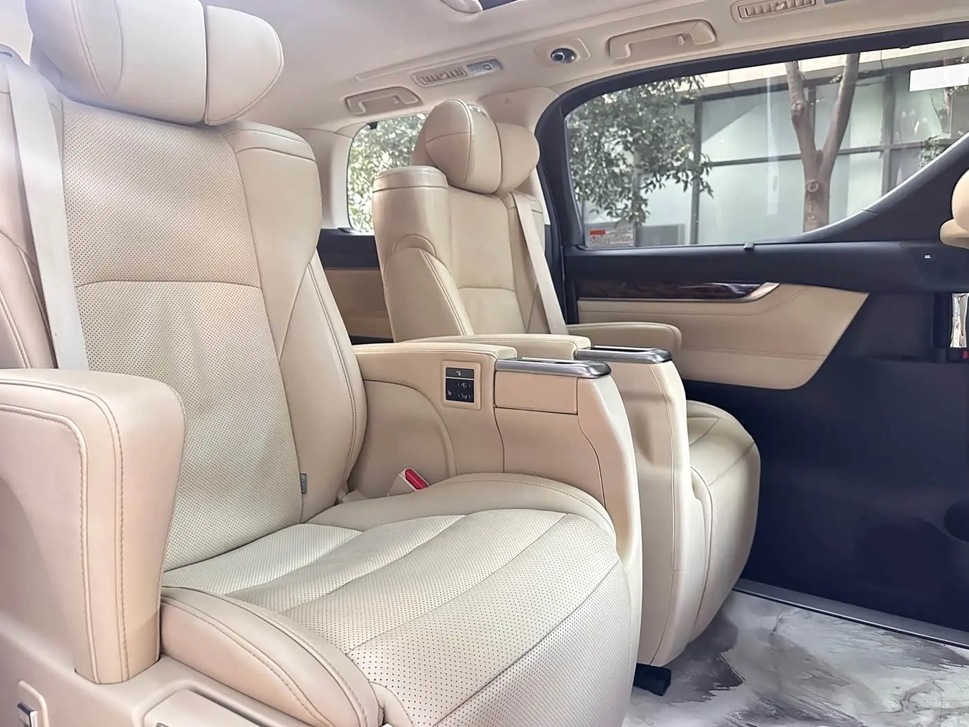 Toyota Alphard 2021 — Photo 11/14