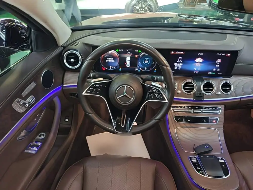 Mercedes-Benz E-Class 2021 — Photo 10/19