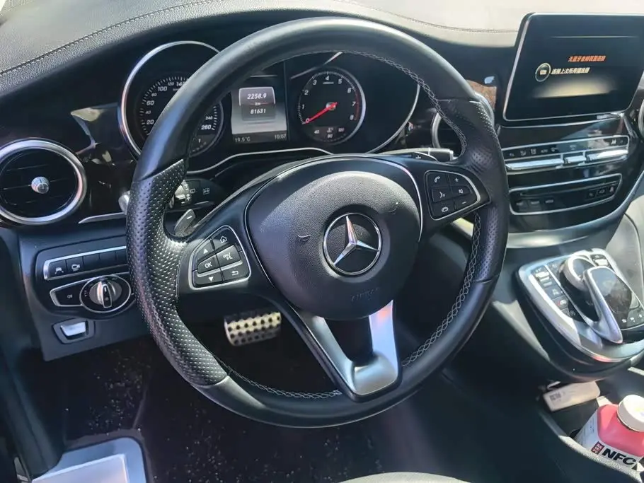 Mercedes-Benz V-Class 2018 — Фото 15/16