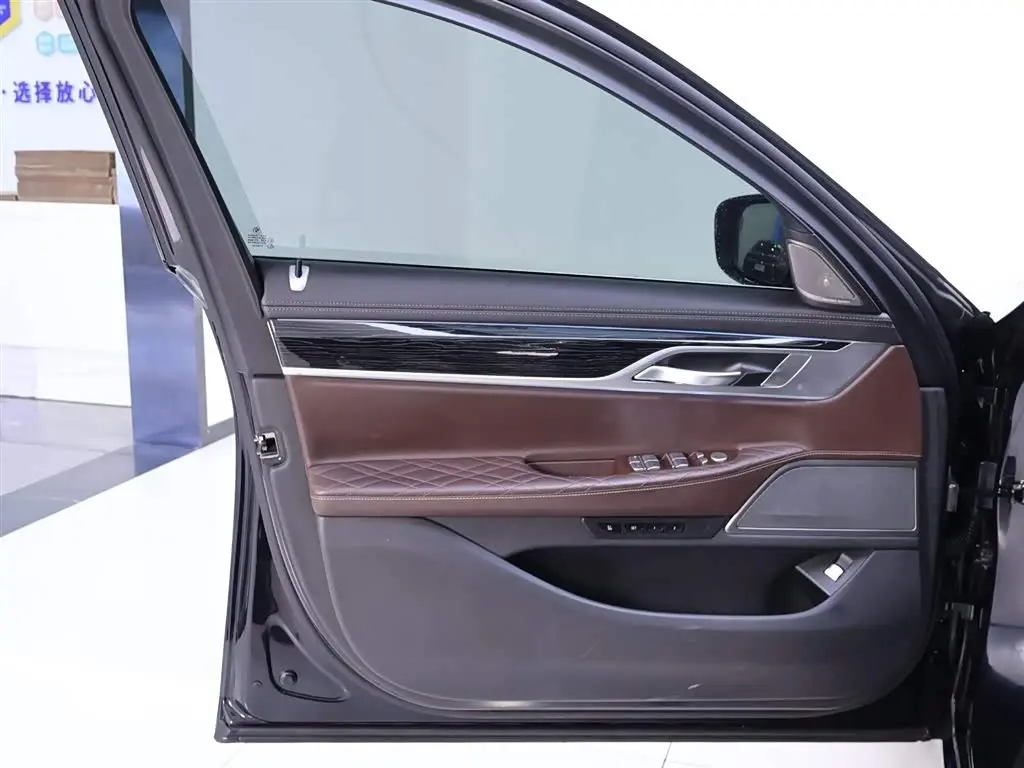 BMW 7 Series 2021 — Photo 18/20