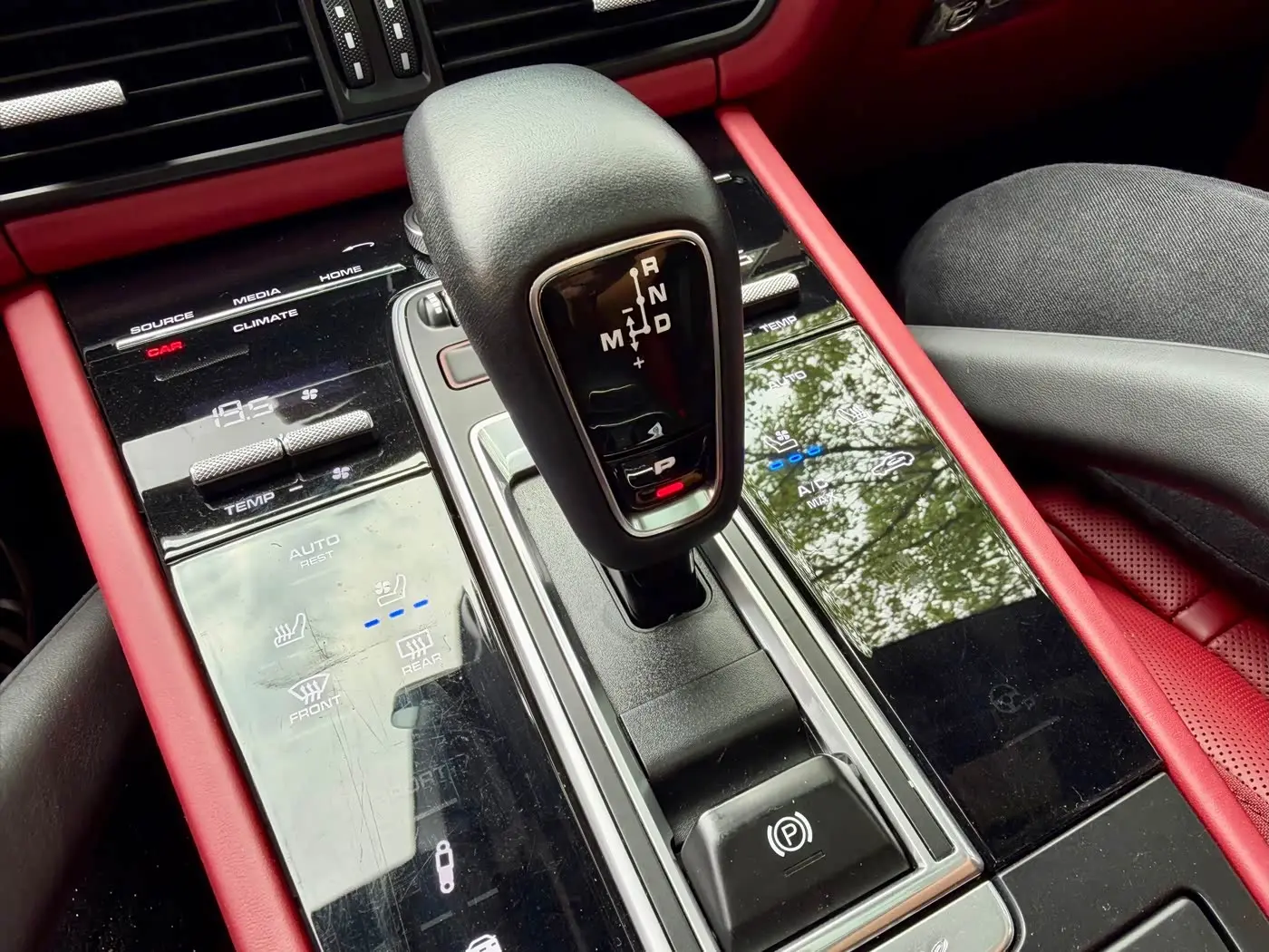 Porsche Cayenne 2021 — Photo 16/17