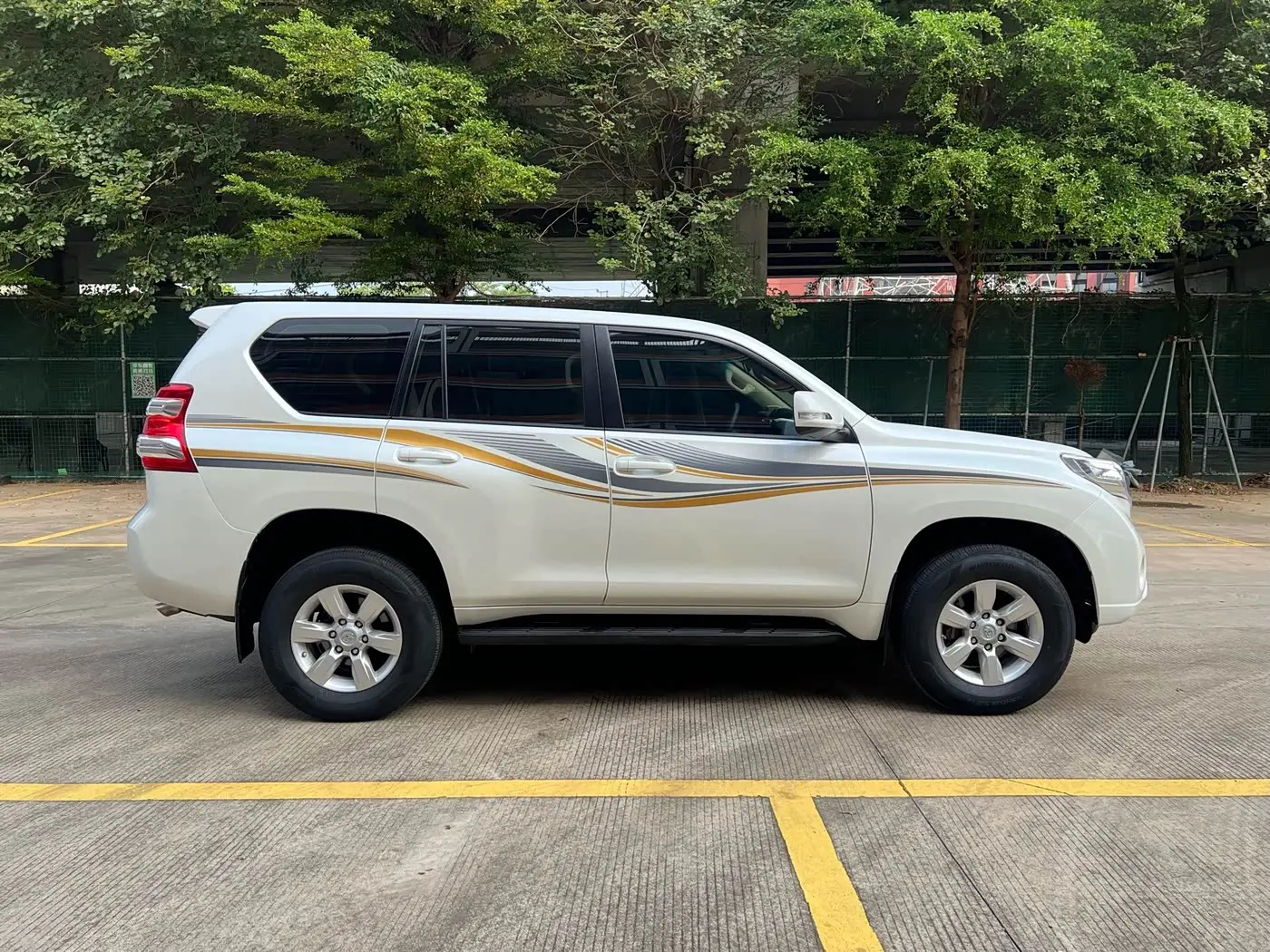 Toyota Prado 2014 — Photo 2/18