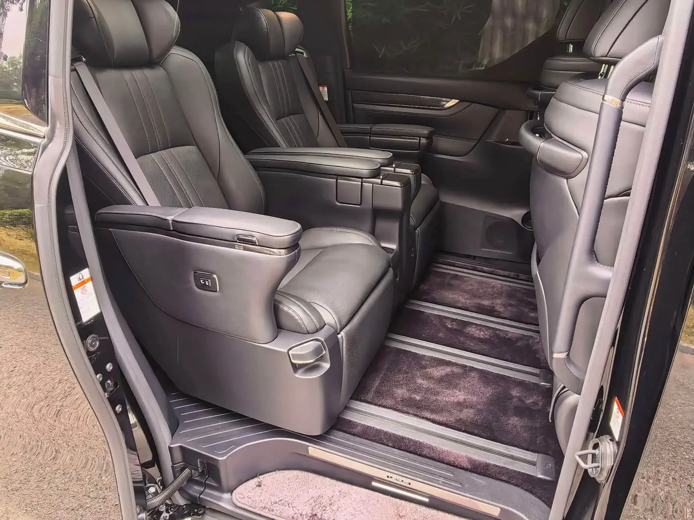 Lexus LM 2020 — Photo 10/16