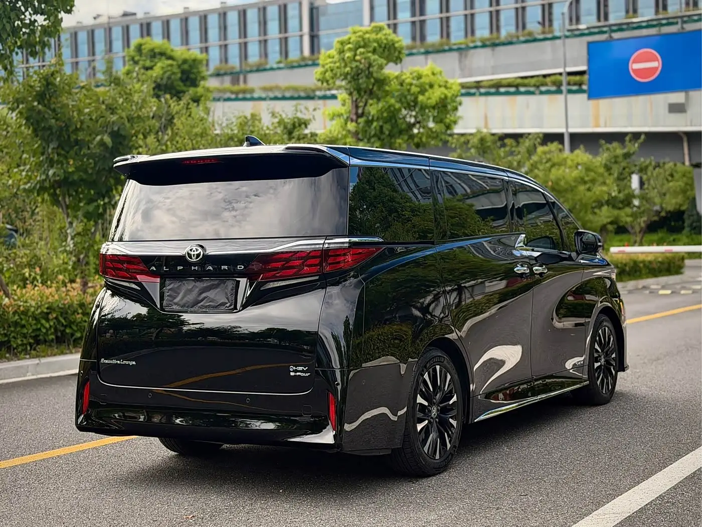Toyota Alphard 2023 — ფოტო 5/20