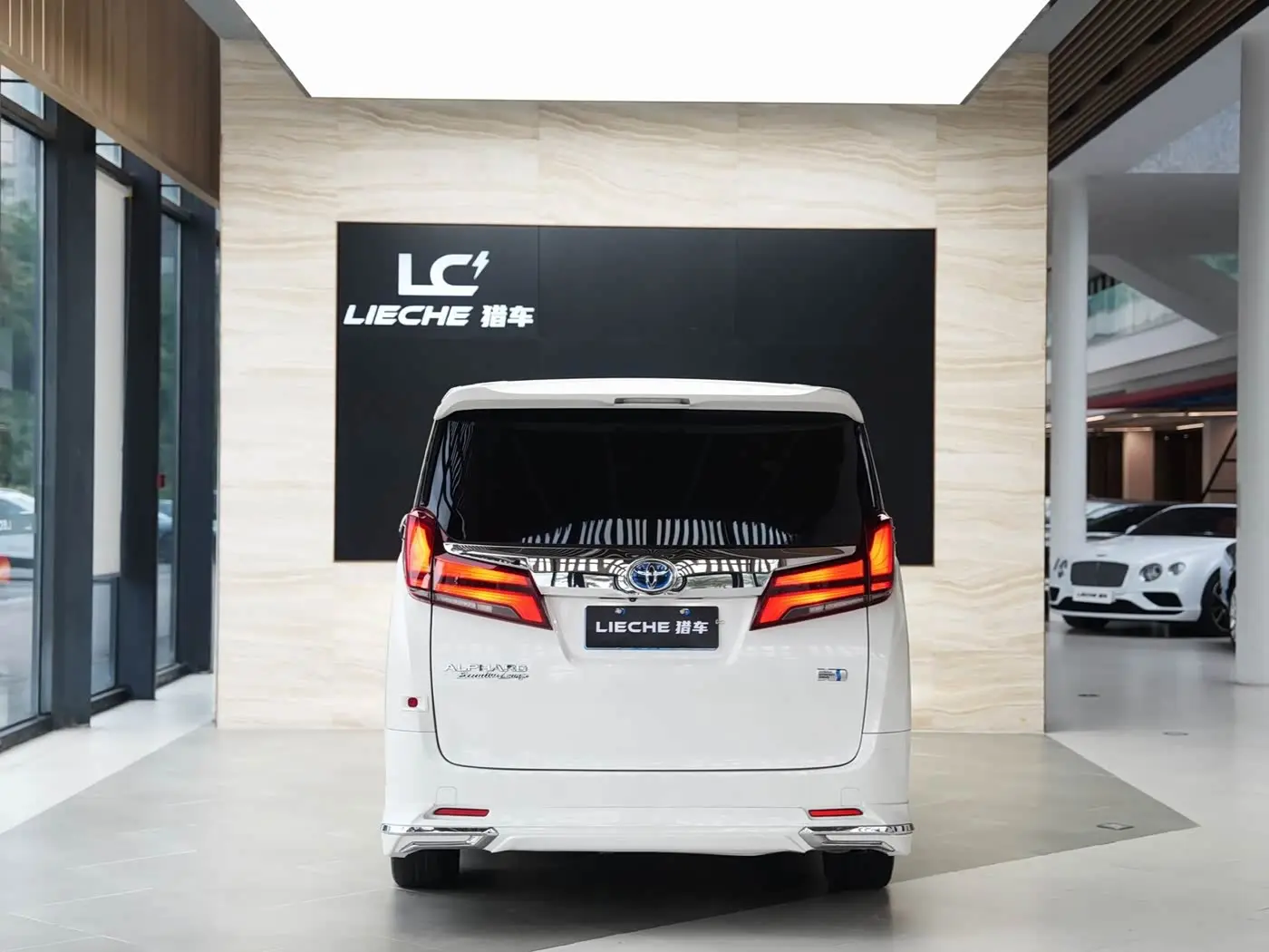 Toyota Alphard 2019 — Photo 13/14
