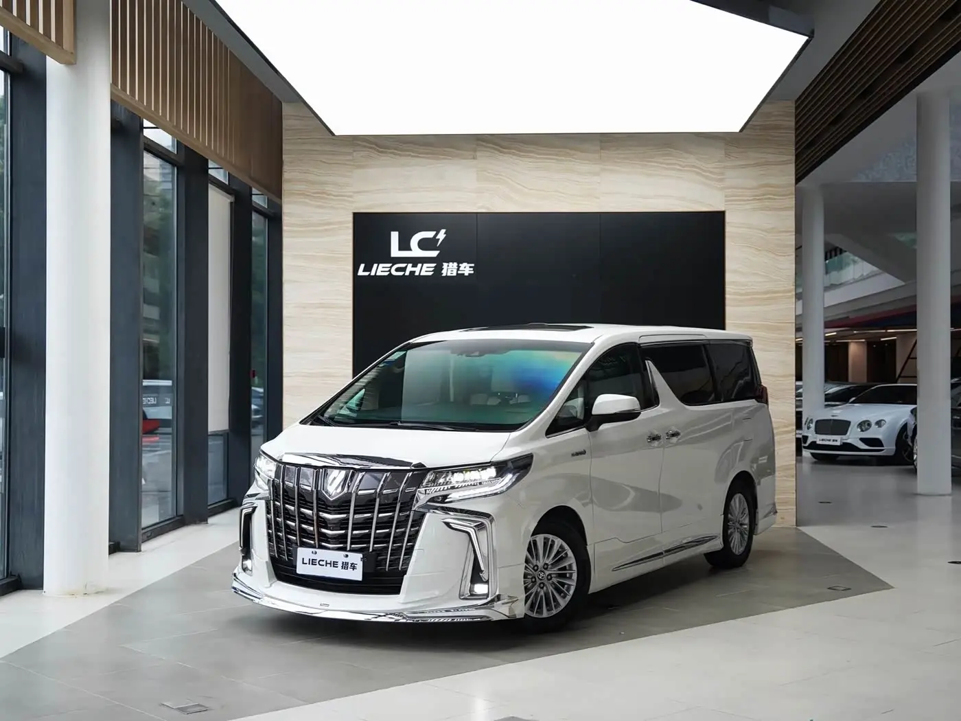 Toyota Alphard 2019 — Photo 1/14