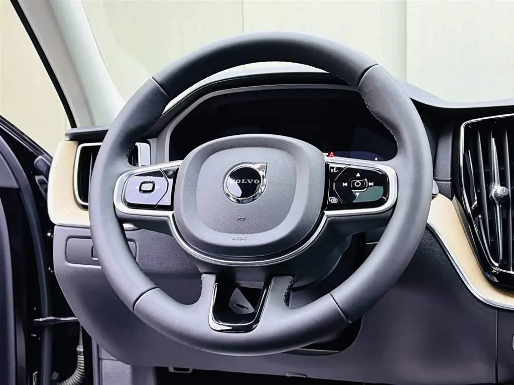 Volvo XC60 2026 — Фото 10/16