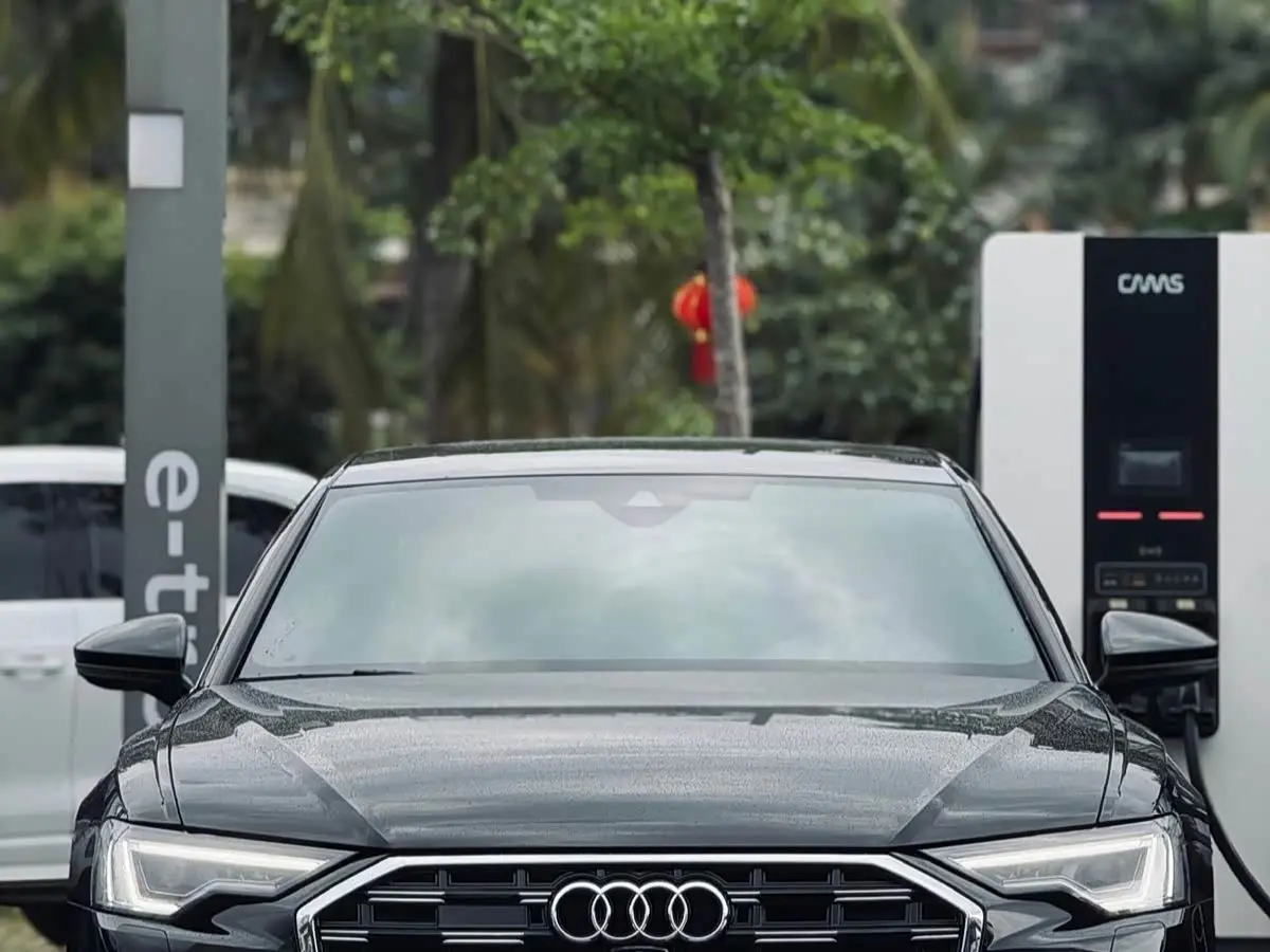 Audi A6L 2025 — Photo 2/12