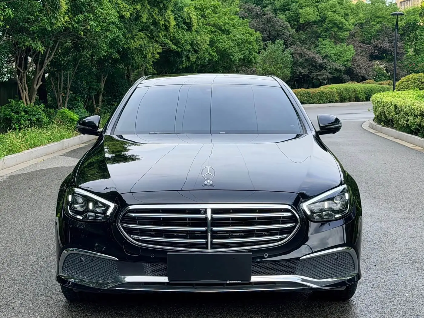 Mercedes-Benz E-Class 2021 — Photo 1/9