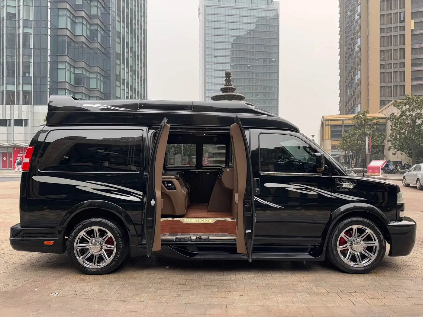 GMC Savana 2017 — Photo 8/20