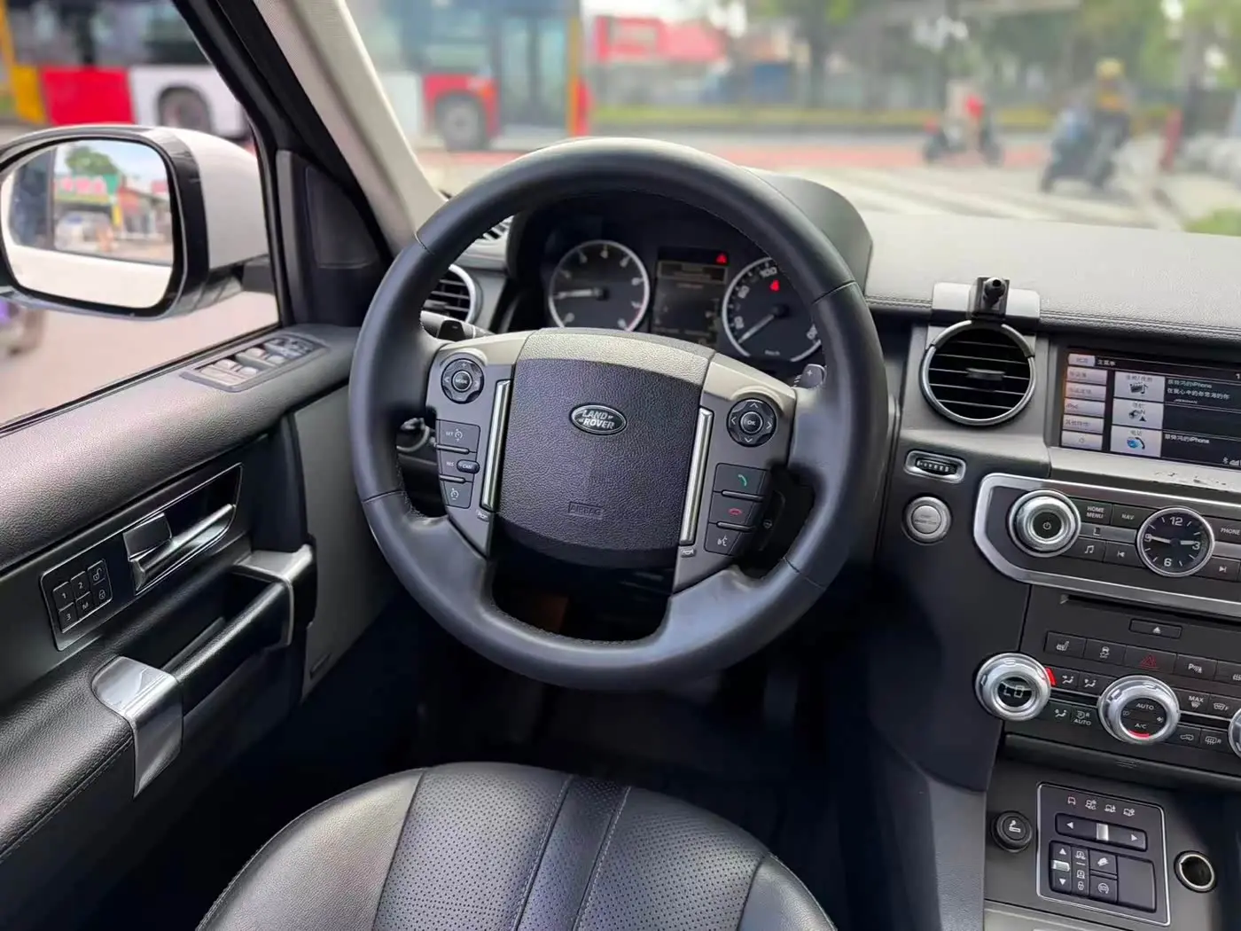 Land Rover Discovery 2016 — Photo 10/13