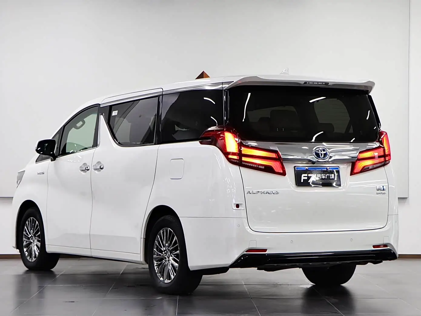 Toyota Alphard 2023 — Photo 4/20