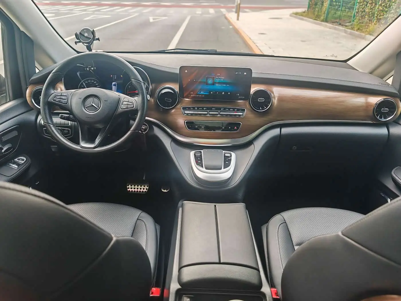 Mercedes-Benz V-Class 2023 — Photo 9/20
