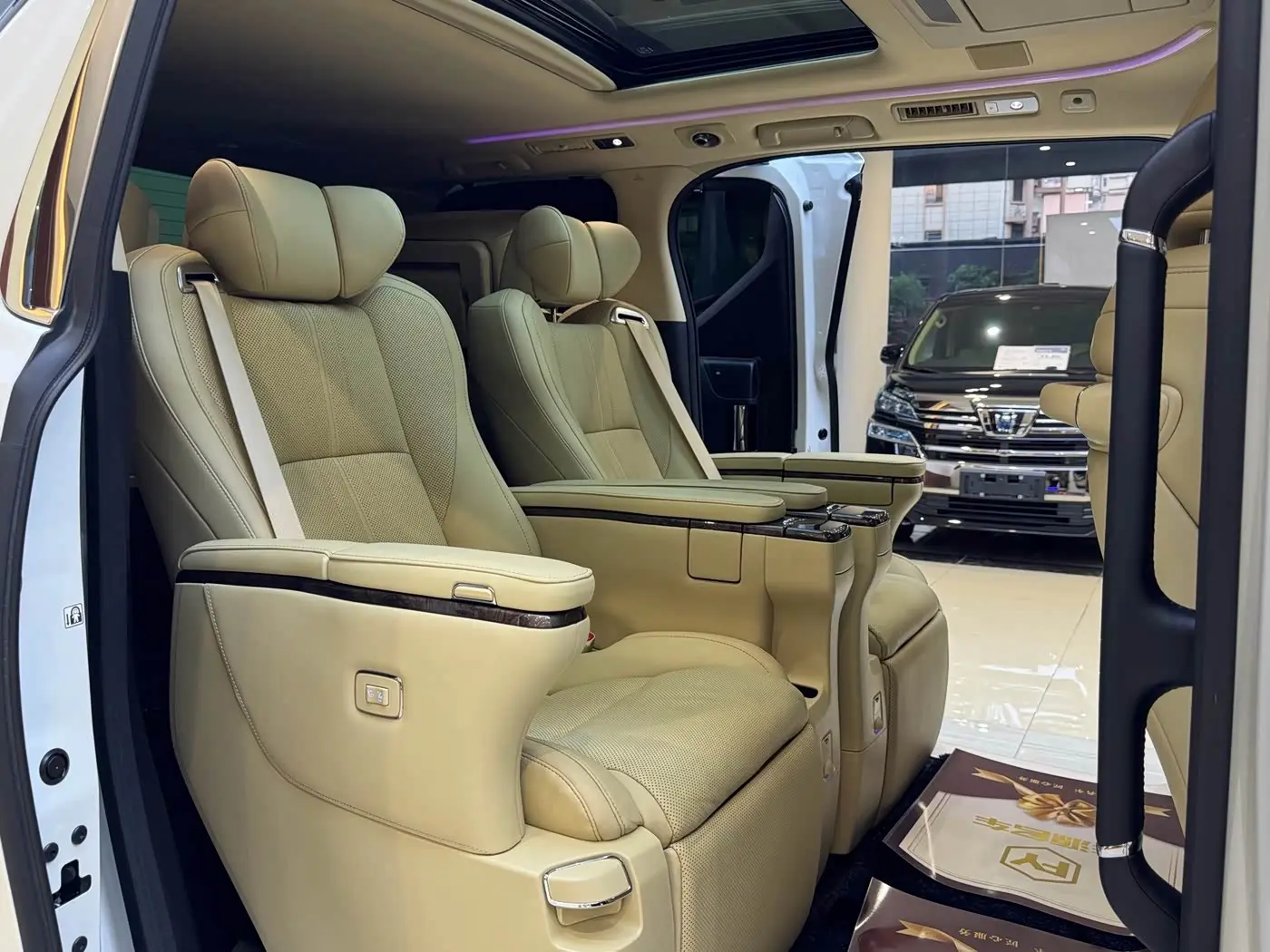Toyota Vellfire 2023 — Photo 12/20