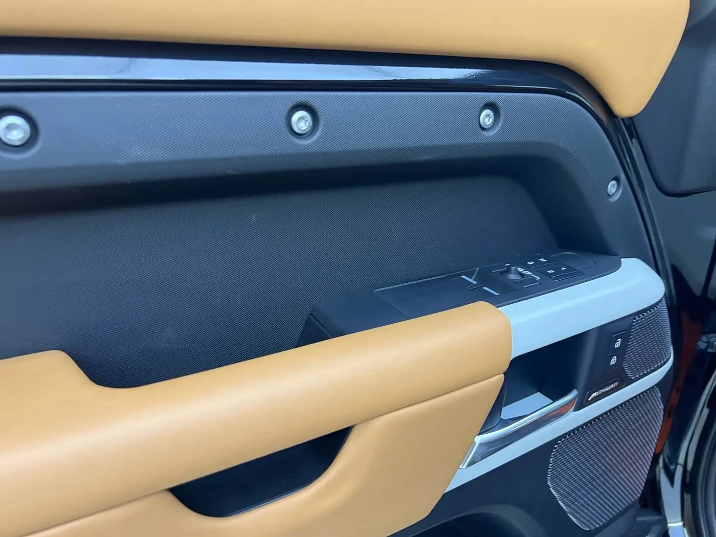 Land Rover Defender 2024 — Photo 10/20