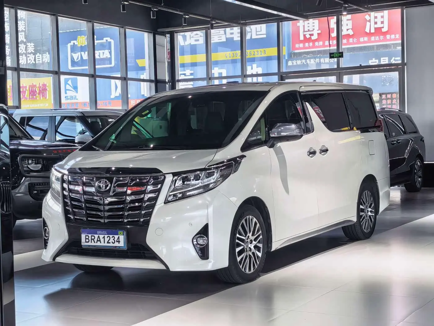 Toyota Alphard 2018 — Photo 1/10