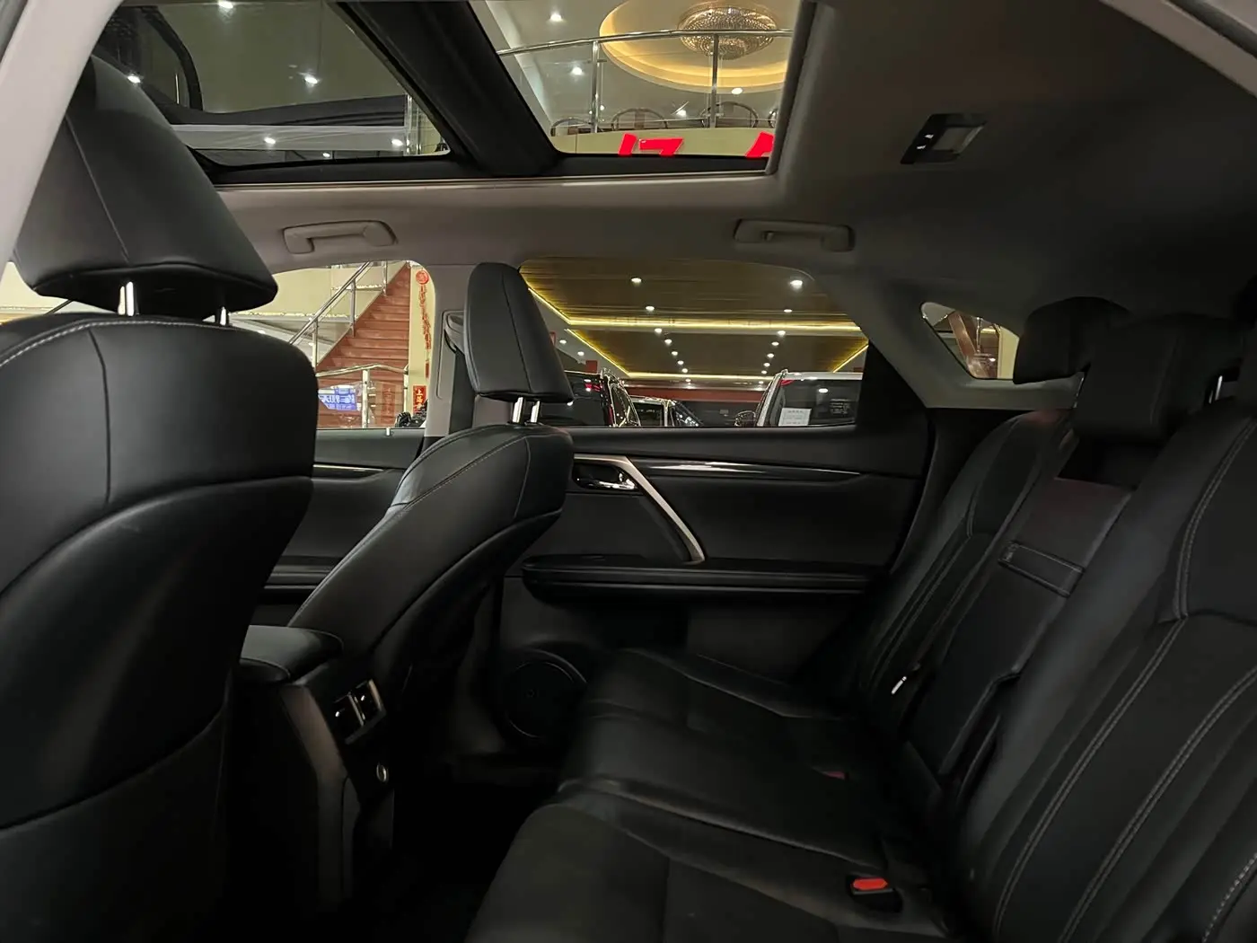 Lexus RX 2019 — Photo 14/15