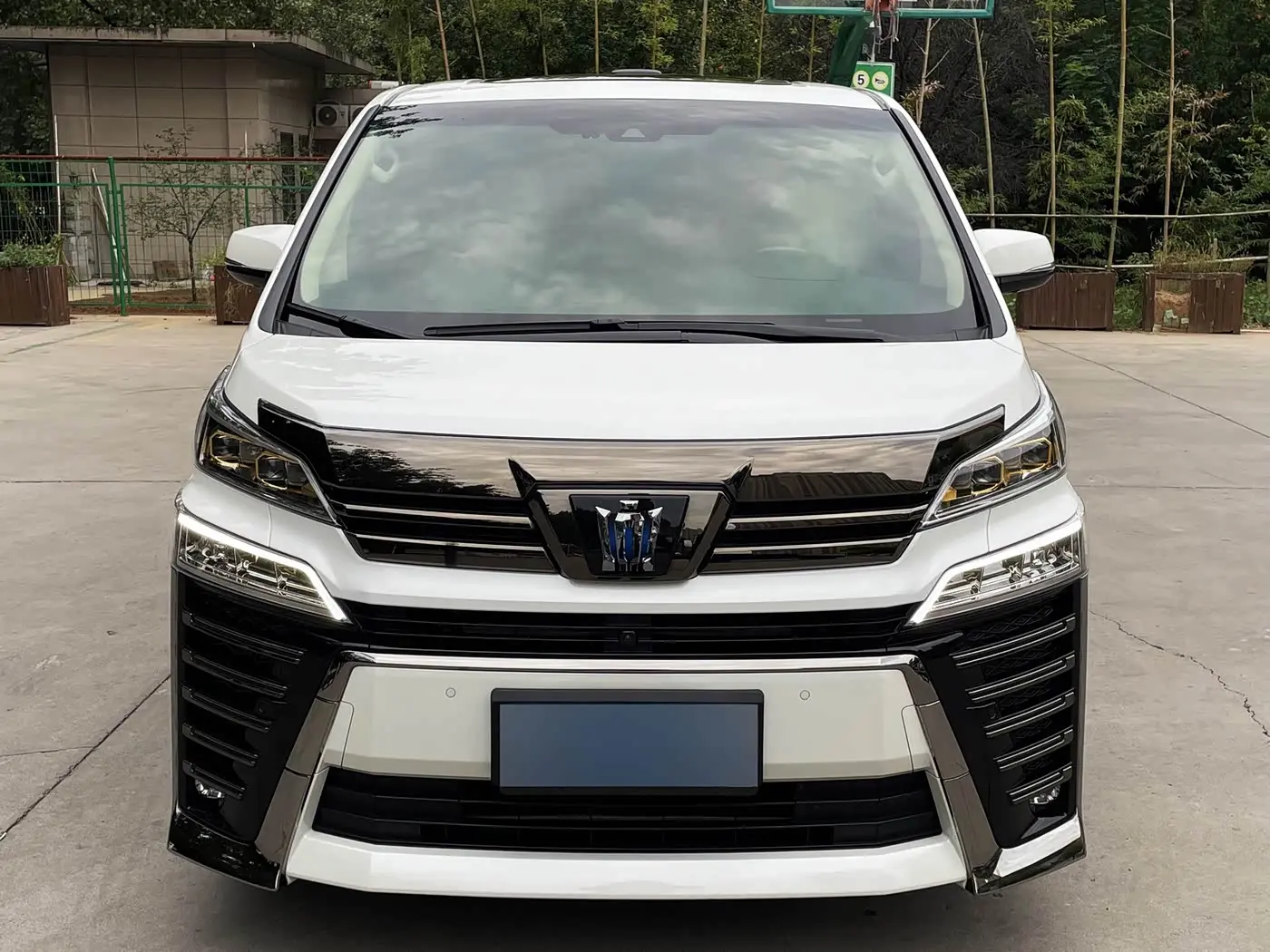 Toyota Vellfire 2022 — Photo 2/20
