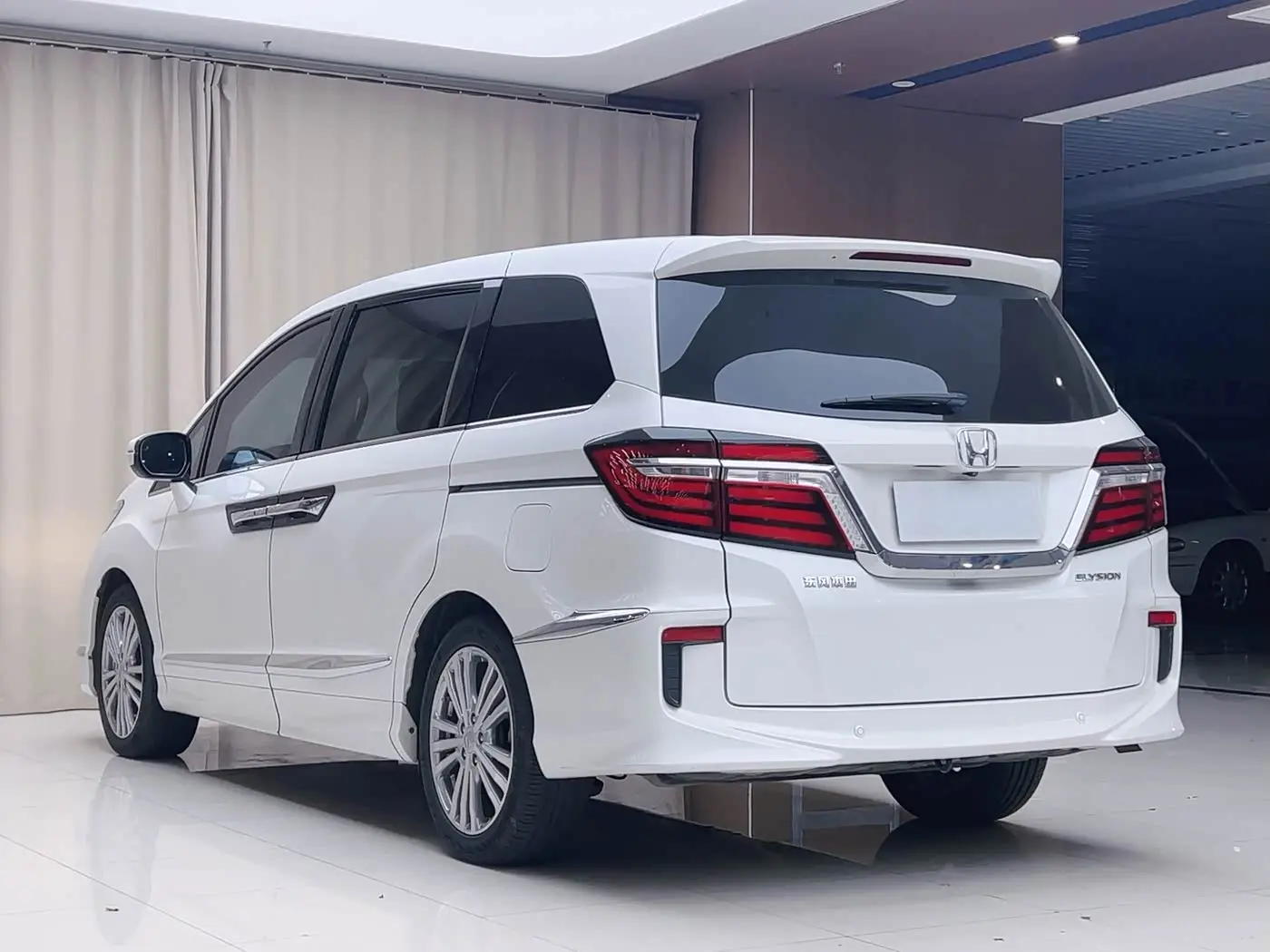 Honda Elysion 2017 — Фото 18/18