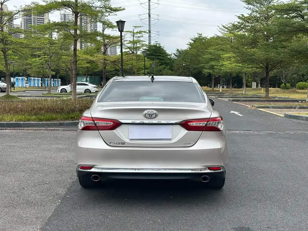 Toyota Camry 2023 — Photo 17/20