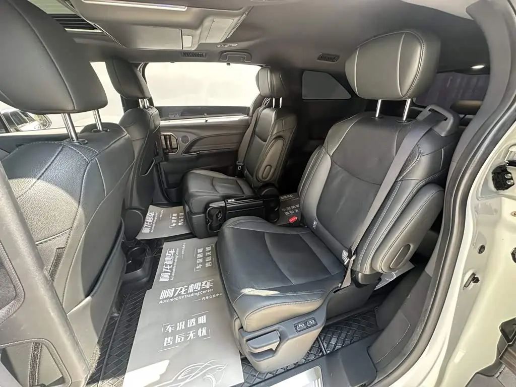 Toyota Sienna 2023 — Фото 8/14