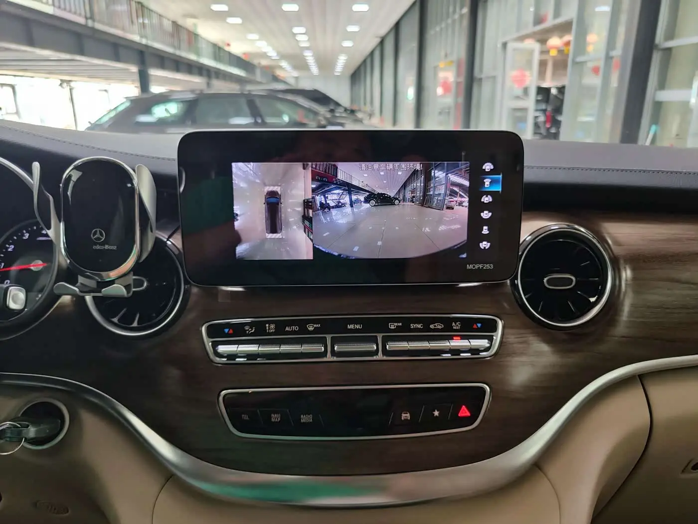 Mercedes-Benz V-Class 2023 — Photo 12/20
