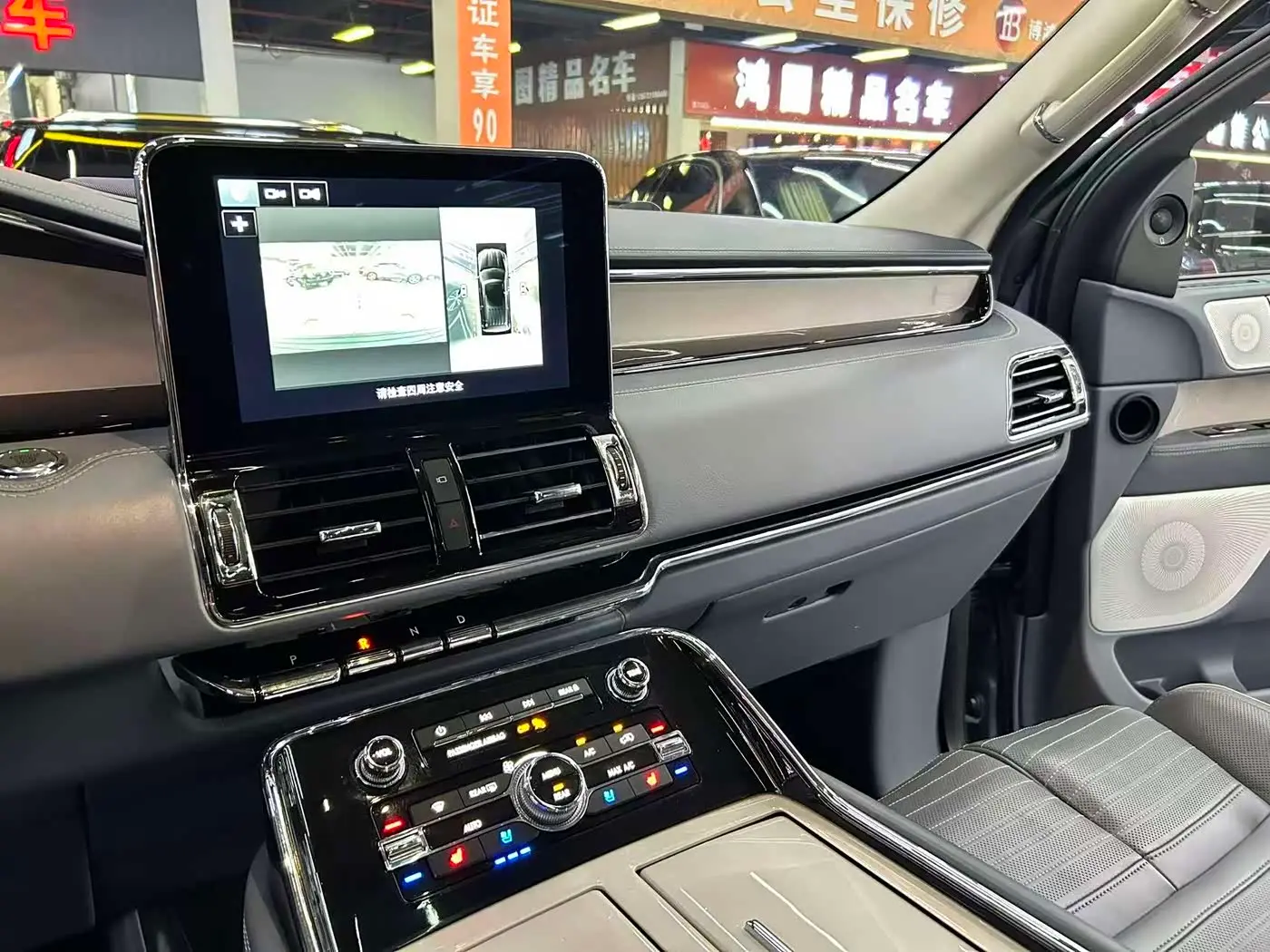 Lincoln Navigator 2018 — Photo 7/19