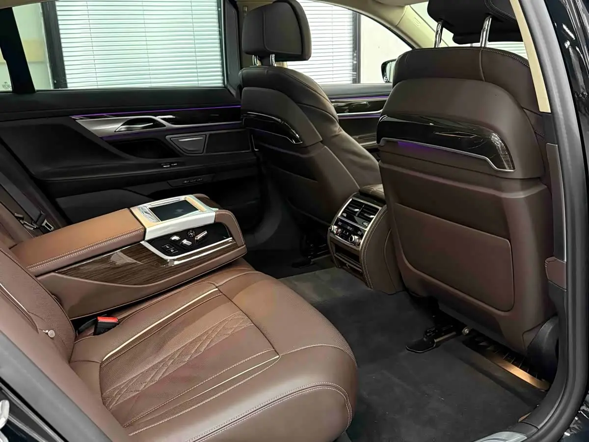 BMW 7 Series 2021 — Photo 14/20