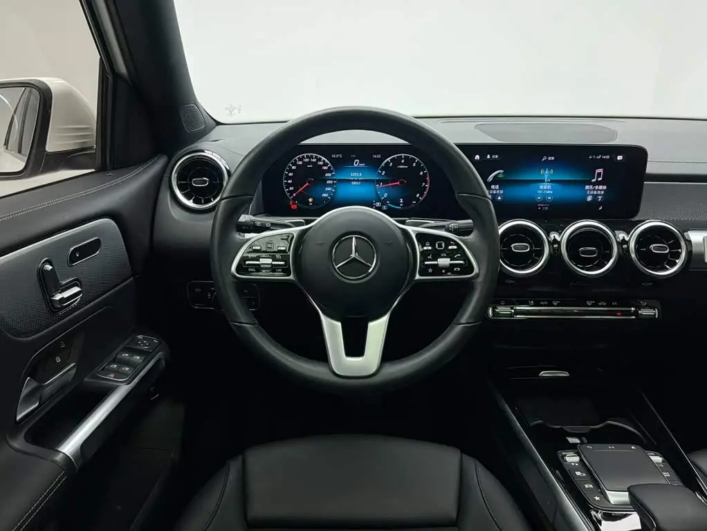Mercedes-Benz GLB 2021 — Photo 18/20