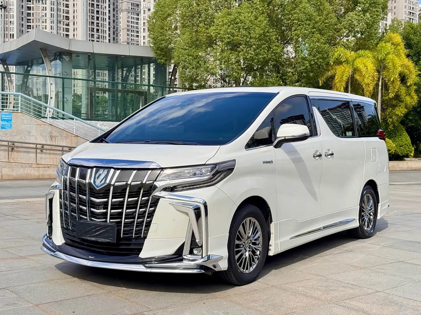 Toyota Alphard 2022 — Photo 1/17