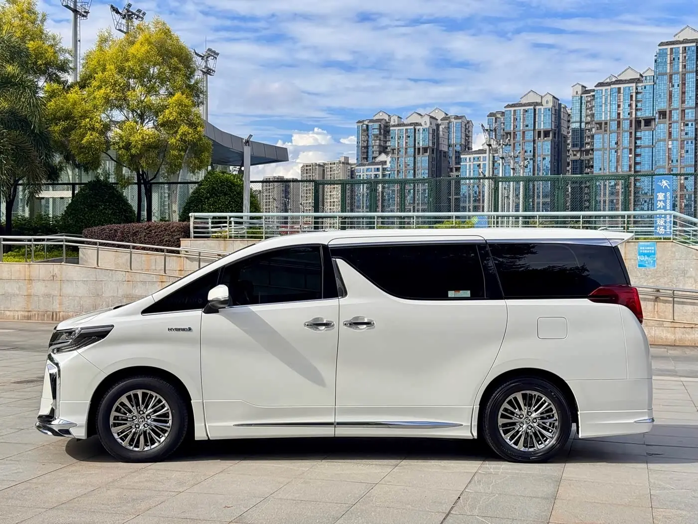 Toyota Alphard 2022 — Photo 3/17