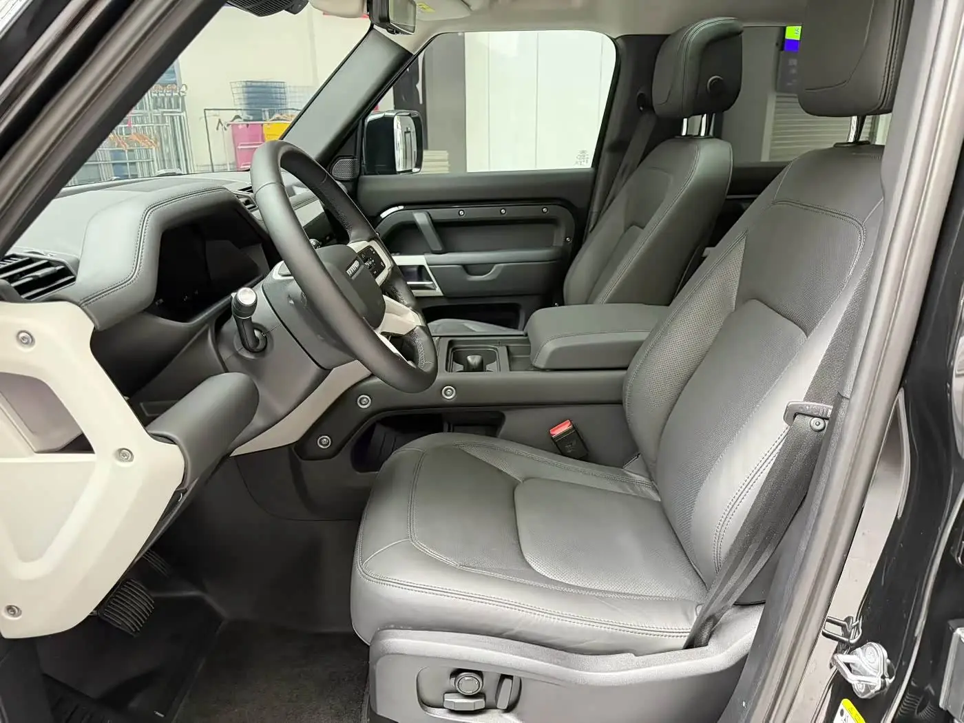 Land Rover Defender 2024 — Photo 8/9