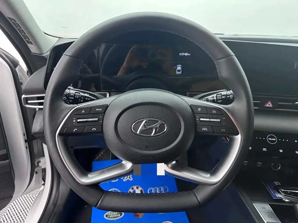 Hyundai Elantra 2023 — Photo 16/18
