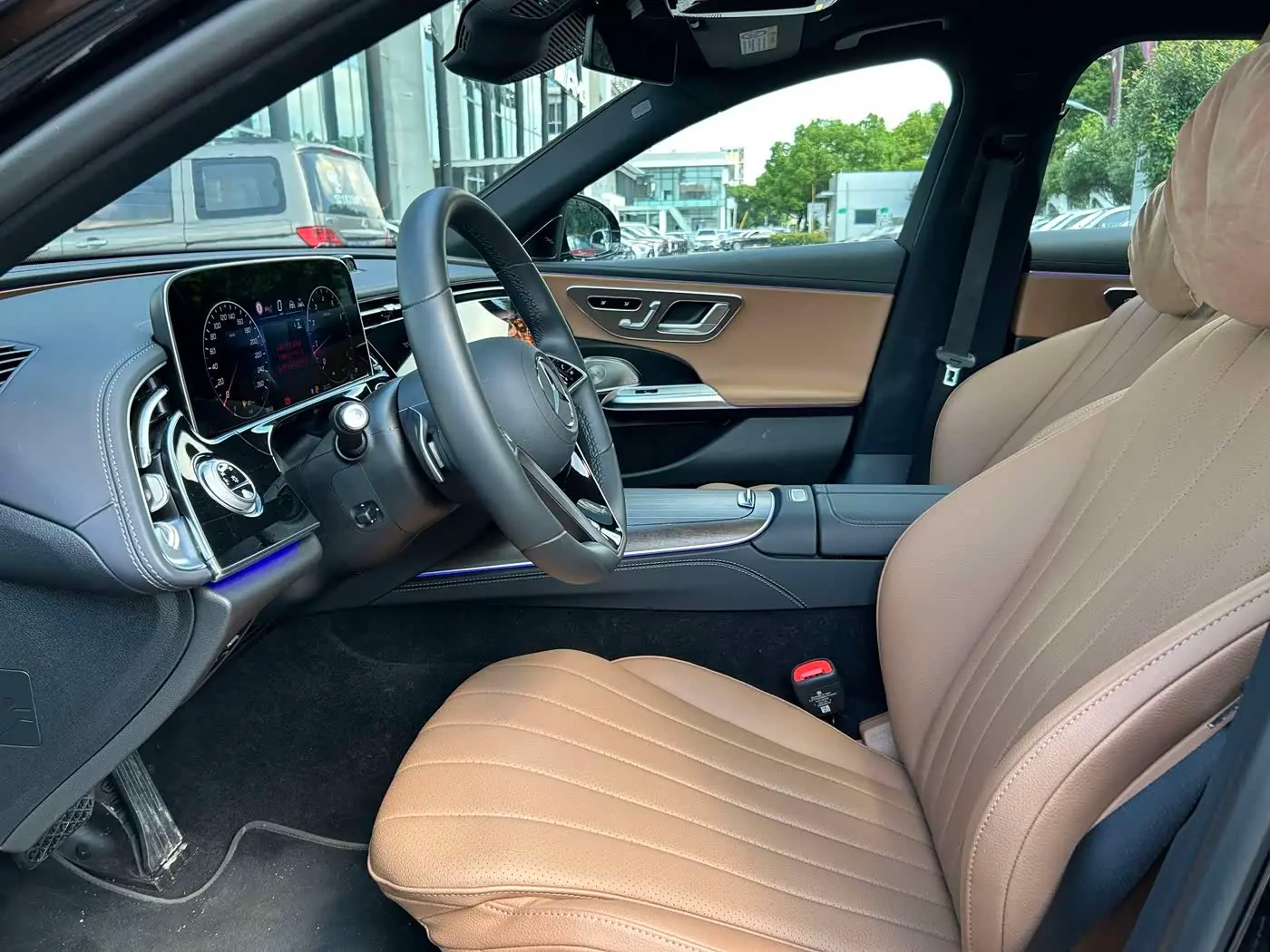 Mercedes-Benz E-Class 2025 — Photo 7/17