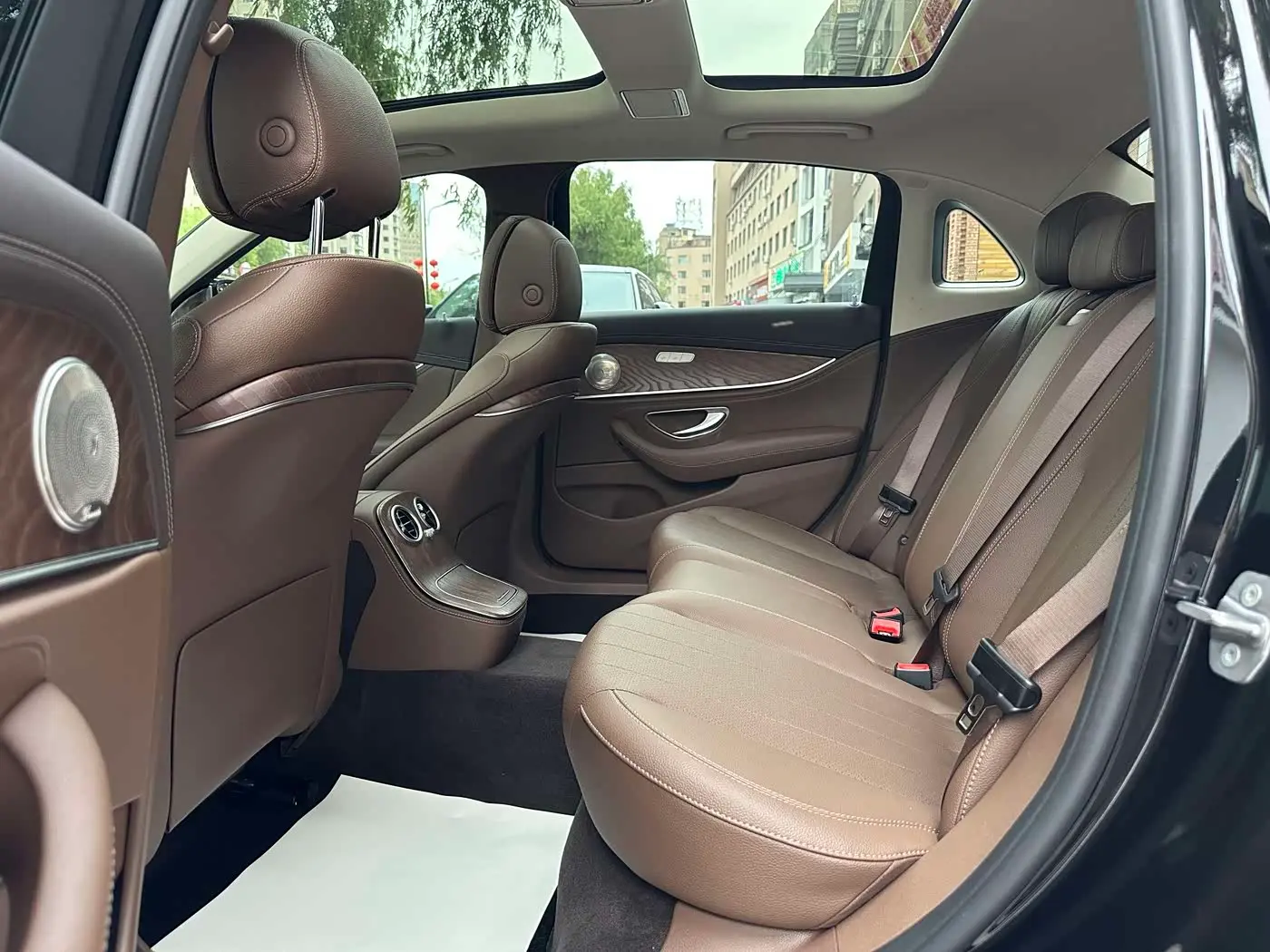 Mercedes-Benz E-Class 2023 — Фото 17/17