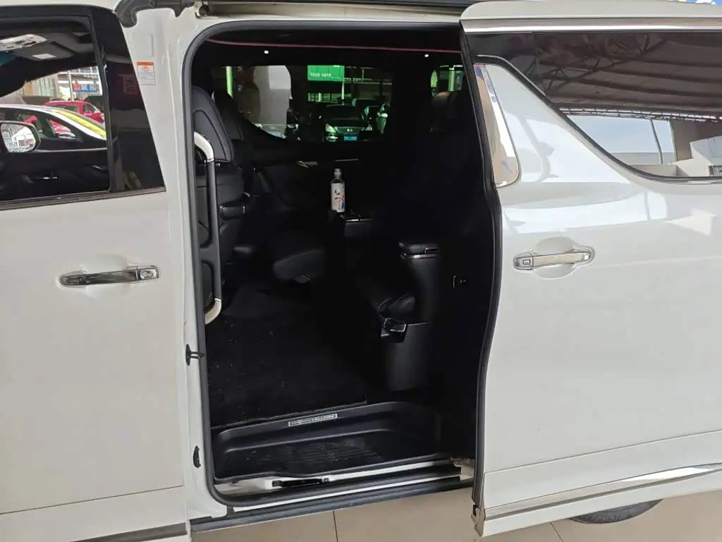 Toyota Vellfire 2020 — Photo 7/10