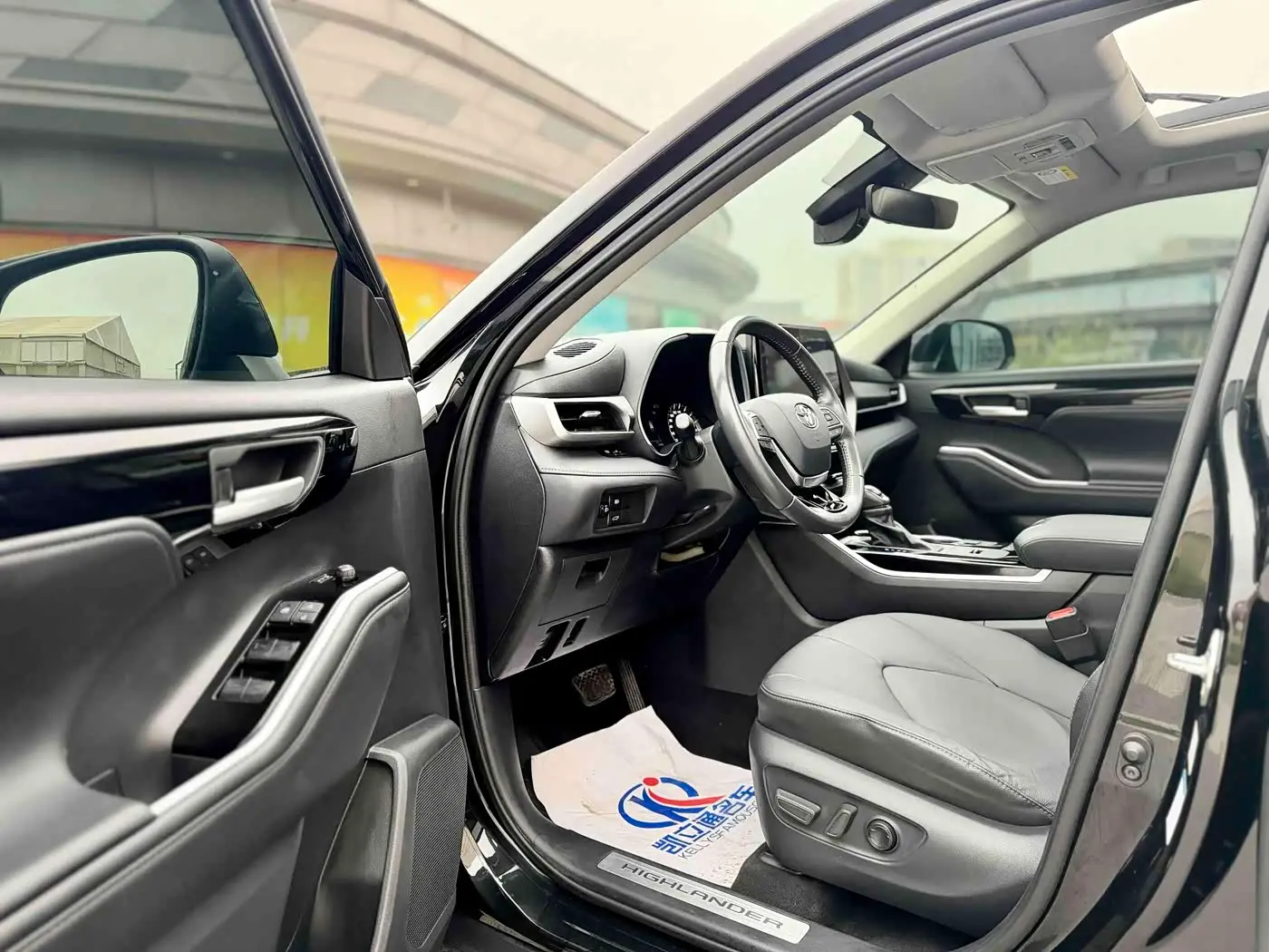 Toyota Highlander 2022 — Photo 8/12
