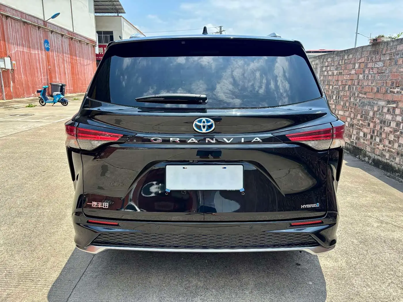 Toyota Granvia 2023 — Photo 5/16