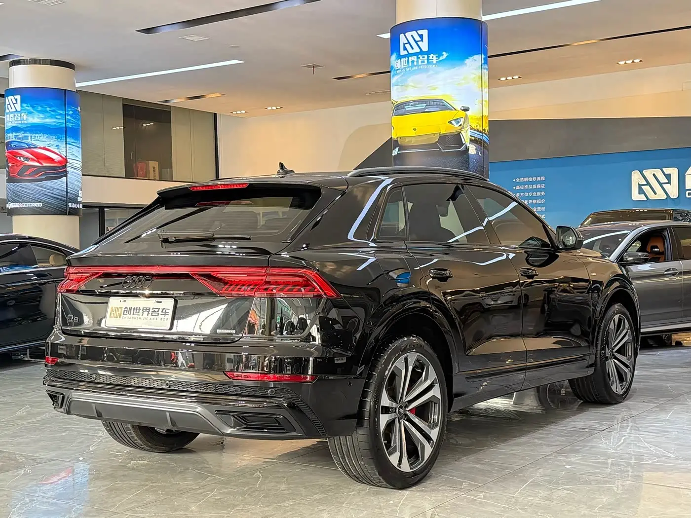 Audi Q8 2023 — Фото 18/20