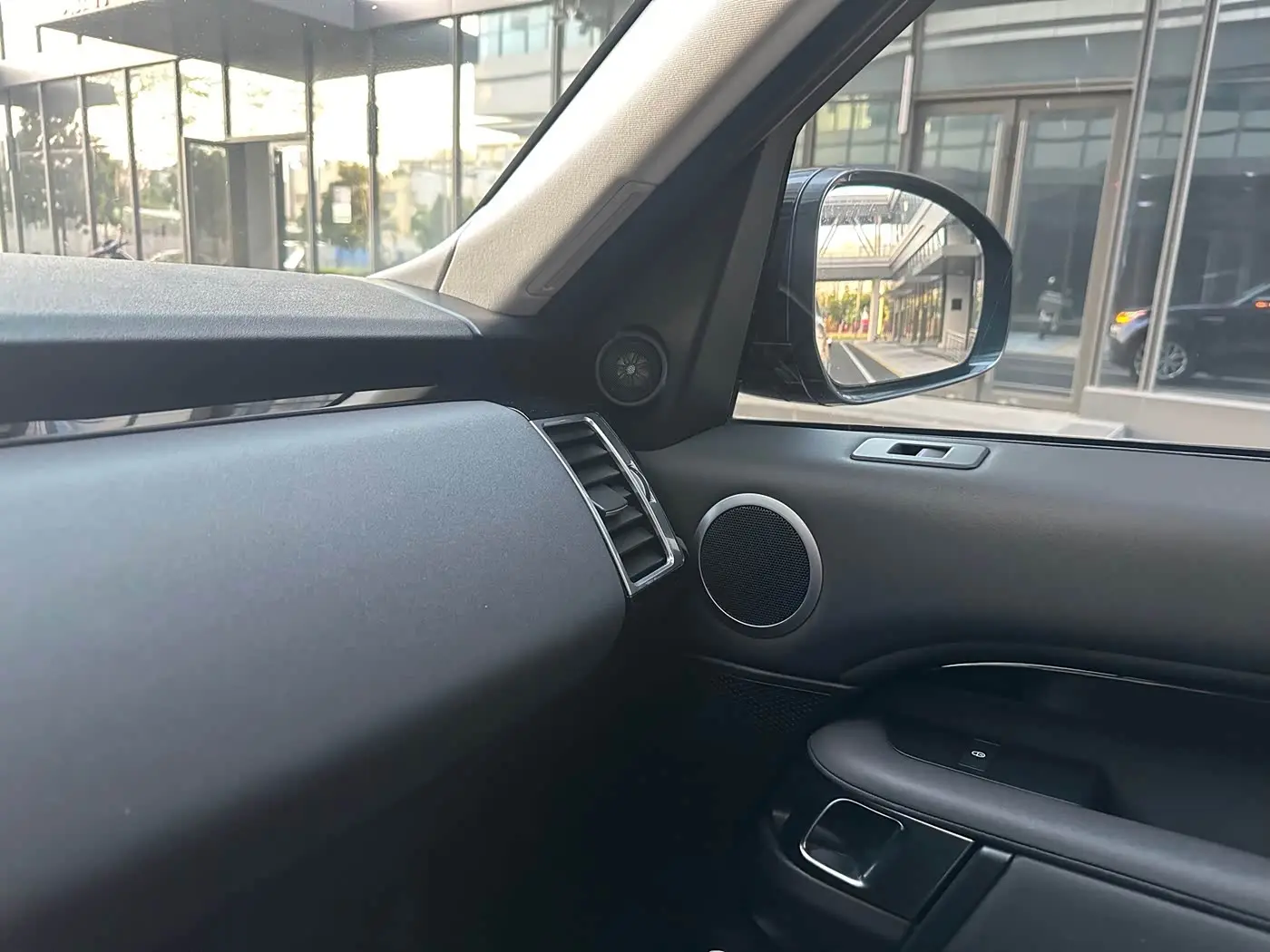 Land Rover Discovery 2019 — Photo 18/18