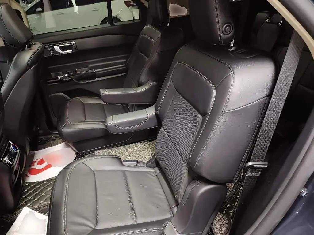 Ford Explorer 2021 — ფოტო 13/20