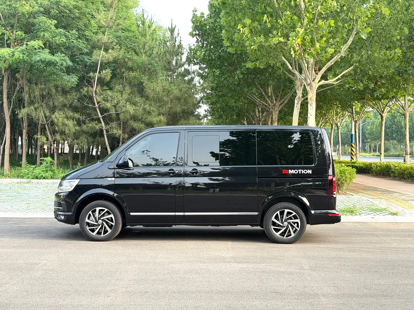 Volkswagen Multivan 2019 — Фото 4/20