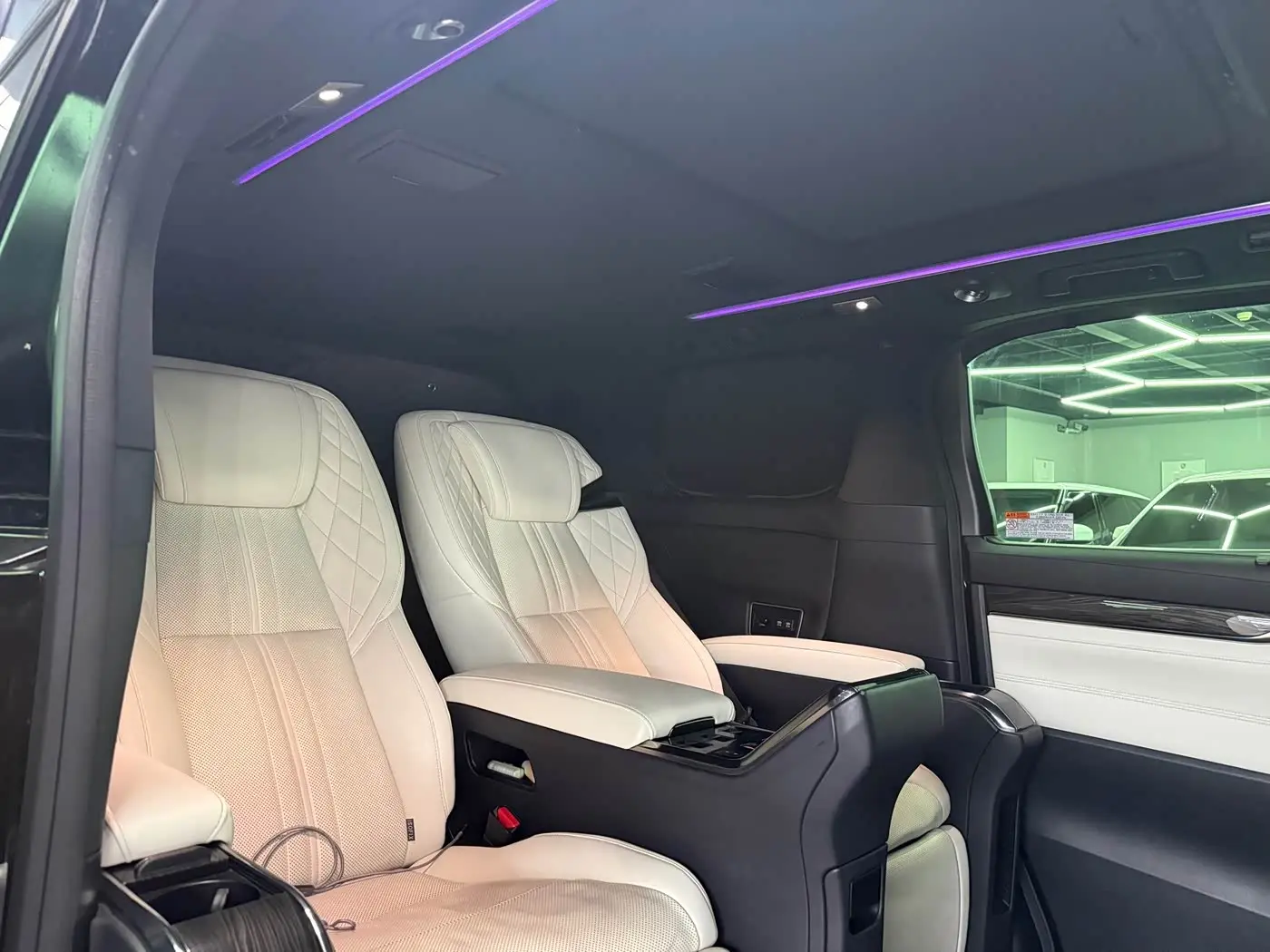 Lexus LM 2021 — Photo 13/15