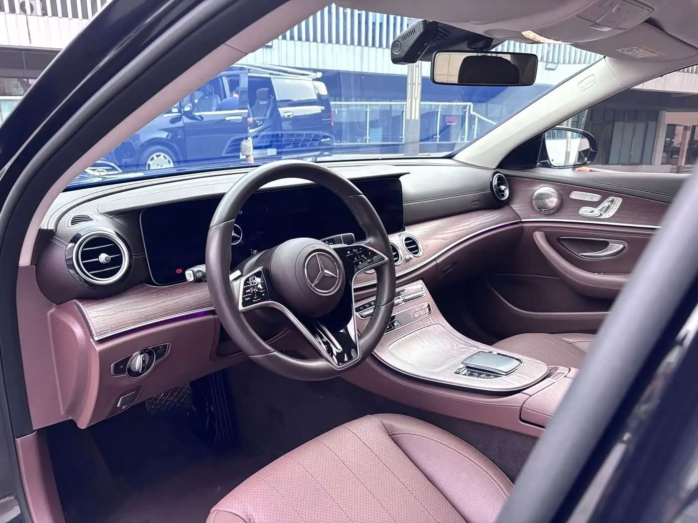 Mercedes-Benz E-Class 2023 — Photo 7/11